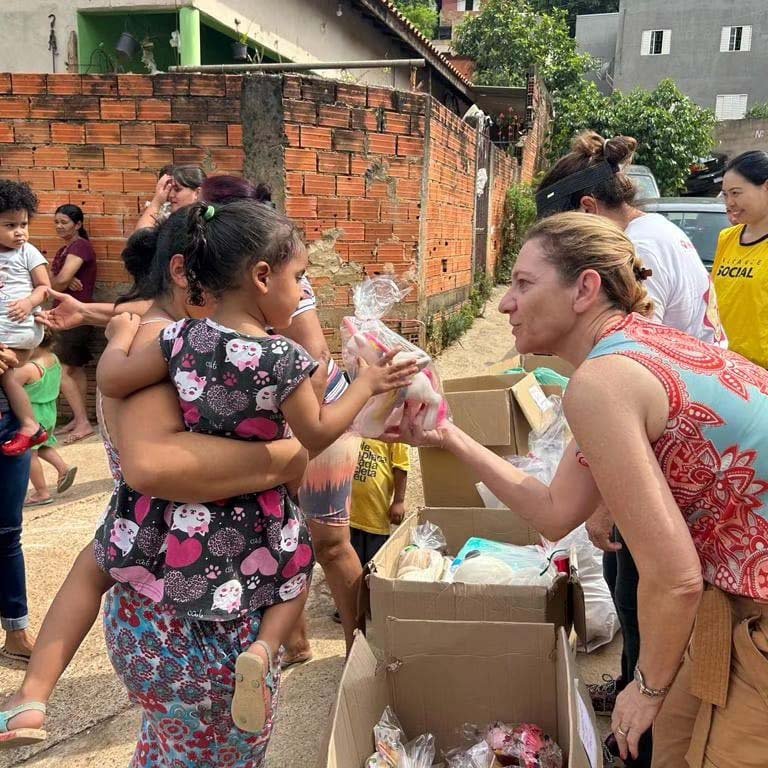 Viralata Viracasa de Valinhos doa 330 brinquedos para crianças