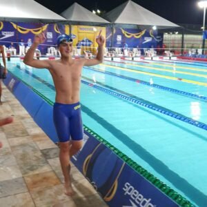 Nadador valinhense fatura 3 medalhas e quebra recorde em campeonato