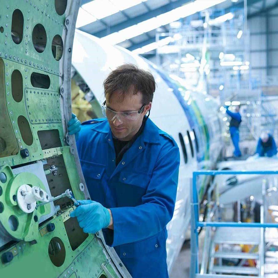 Eaton de Valinhos abre curso de assistente de produção para jovens com direito à bolsa-auxílio
