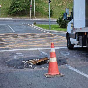 Tampa de bueiro levantada oferece risco em rua próxima ao Burger King em Valinhos