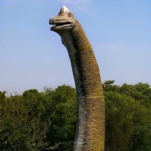 Maior réplica de dinossauro da América Latina é exposta no Pq. Rocha Moutonnée em Salto