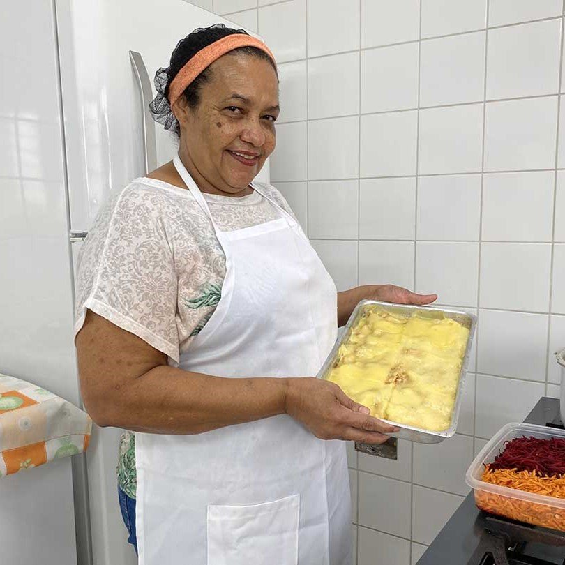 Edinelma fala sobre o carinho com crianças sendo merendeira e atua em Valinhos há 10 anos