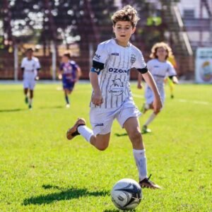 Menino valinhense joga futebol desde os 4 anos de idade e já atuou pela equipe do Palmeiras