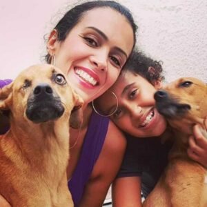 Cachorrinho Max foi adotado por Adriana após perder um olho