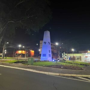 Obelisco da Praça Brasil 500 Anos é iluminado em referência ao Novembro Azul