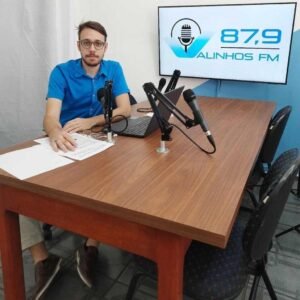 Gustavo Ramos é jornalista e locutor na Valinhos FM e destaca a importância do rádio no dia a dia