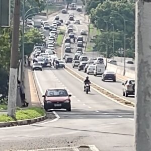 Acidente no Viaduto Laudo Natel causa congestionamento em Valinhos