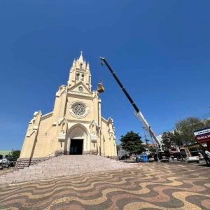 Matriz São Sebastião em Valinhos recebe reparos com ajuda de guindaste