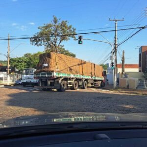 Caminhão bloqueia trânsito na Av. Onze de Agosto em Valinhos
