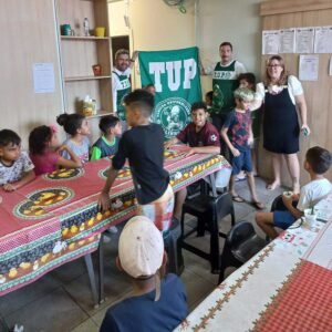 Palmeirenses da TUP Valinhos doam 50 lousas mágicas para Casa da Criança