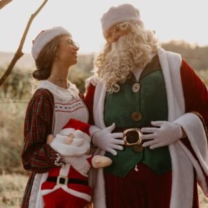 Casal faz alegria de crianças como Papai e Mamãe Noel neste sábado em Valinhos