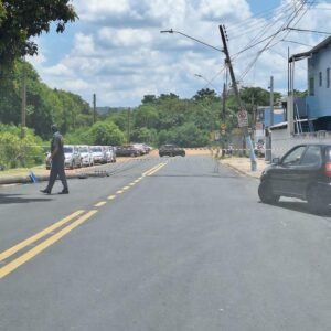 Caminhão enrosca em cabos e derruba poste na Vila Santana em Valinhos