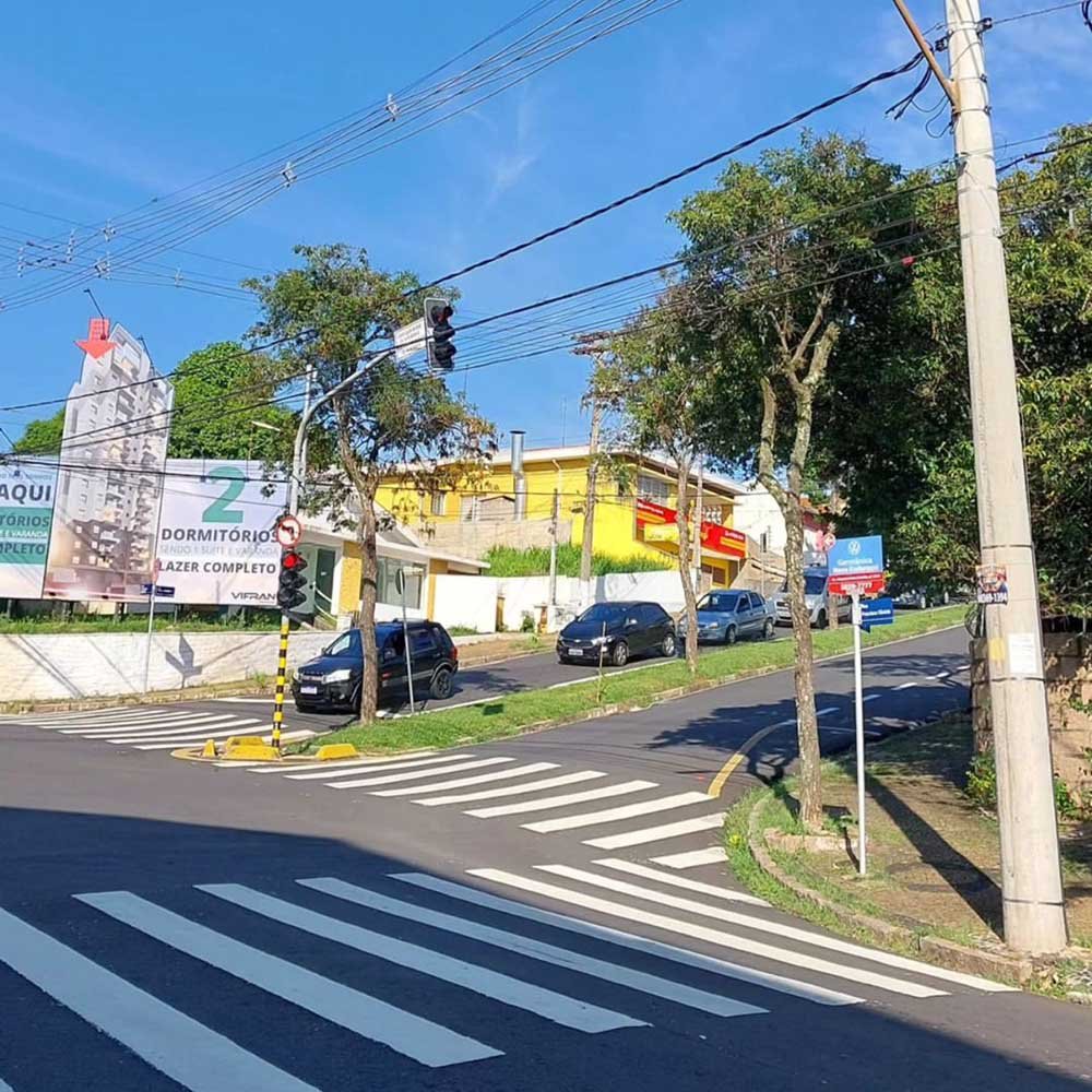 Chuva com fortes ventos danifica semáforo no Castelo em Valinhos