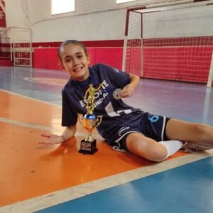 Valinhense de 12 anos é modelo e jogadora de futebol há 7 anos