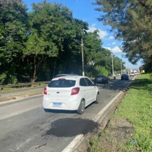 Buraco que causava danos em veículos é tapado pelo DER na Rod. Valinhos-Campinas