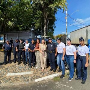 Jovens valinhenses realizam sonho de andar em uma viatura da GCM