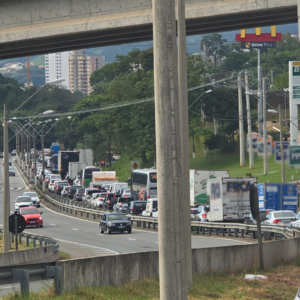 Recapeamento na rodovia Valinhos-Campinas, feito pelo DER, gera longo congestionamento