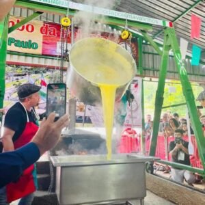 O “Tombo da Polenta” será nestes sábado e domingo, dia 6 e 7, às 13 horas. Cerca de uma tonelada de polenta será preparada numa panela gigante, que fica no fogo por mais de 5 horas e, estando pronta, será virada num imenso tabuleiro, mostrando que está no ponto certo para ser servida aos convidados. O panelão é uma réplica perfeita das panelas usadas nas cozinhas das nonas e nas casas onde as famílias ainda mantêm o costume. São utilizados, em cada panela a ser virada, mais de 300 quilos de fubá. Para comportar o tacho, que ficará na Vila Italiana, um fogão de tijolos foi construído no Parque Municipal. Graças a um mecanismo com correntes resistentes, roldanas e manivelas, o tacho pode virar 90 graus e entornar a polenta em um tabuleiro grande. Tudo ao som de ‘La Bella Polenta’ e acompanhado das dançarinas do Grupo La Bella Tarantella, pertencente à Associação Italiana e Casp (Centro Artístico Silvia Prado). Uma tradição da festividade, a “Pisa da Uva” também será nestes sábado e domingo, às 14h30, no Ginásio. Macerar os cachos de uva com os pés para que, depois, o suco seja fermentado e se transforme em vinho é uma das atrações que têm atraído centenas de pessoas nas últimas edições.