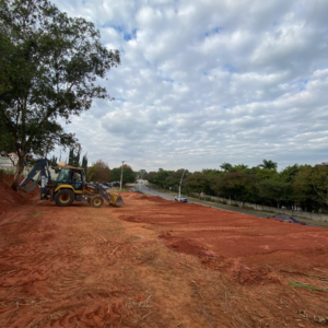 Estacionamento está sendo construído em terreno ao lado do Itamaracá Mall em Valinhos