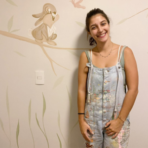 Composta por obras feitas em acrílico sob tela, a exposição busca promover uma conexão entre a natureza e os povos indígenas, com elementos da natureza, como café, terra e açaí, que relembram a importância da cultura brasileira. Em entrevista, Laís contou que “gostaria de convidar a todos que viessem participar dessa imersão na cultura brasileira, trazendo os povos originários em obras únicas com reflexões e desdobramentos da origem do nosso país”. A exposição ficará aberta para o público de terça-feira a domingo, das 9 às 16 horas.