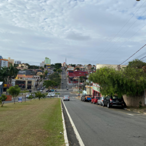 Canteiro central da Av. Joaquim Alves Corrêa em Valinhos pode ter mais baias de estacionamento