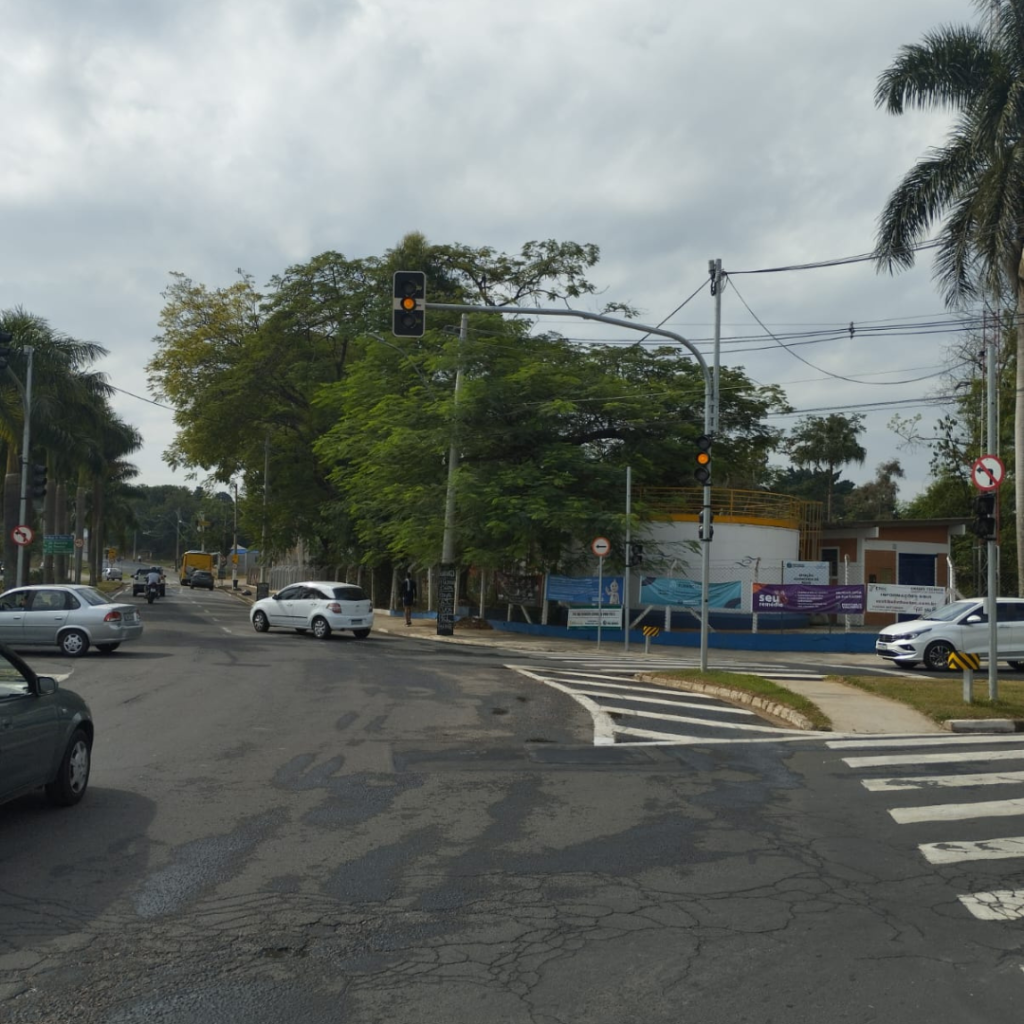 Semáforos piscando intermitente próximo ao CLT em Valinhos evitam acidentes, diz prefeitura
