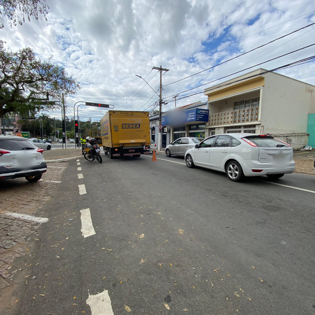 Caminhão dos Correios quebra na Av. Independência em Valinhos e atrapalha trânsito