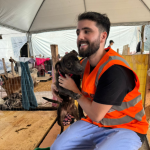 Veterinário valinhense ajudou nas cirurgias em animais vítimas das enchentes no Rio Grande do Sul