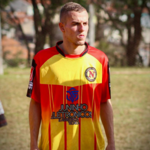 Jogador de futebol valinhense busca concretizar sonho de atuar em Portugal