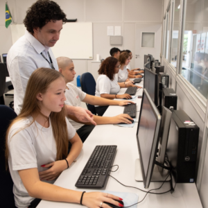 SENAI de Valinhos abre vagas para cursos de robótica, criação de sites e administração de redes