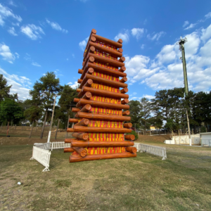 Fogueira cenográfica de 10 metros de altura já está montada para Festa Julina de Valinhos